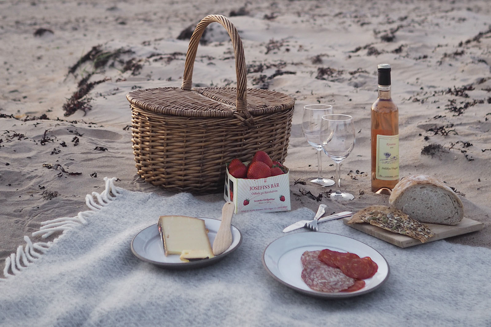 Summer beach picnic with minimalist style | These Four Walls blog